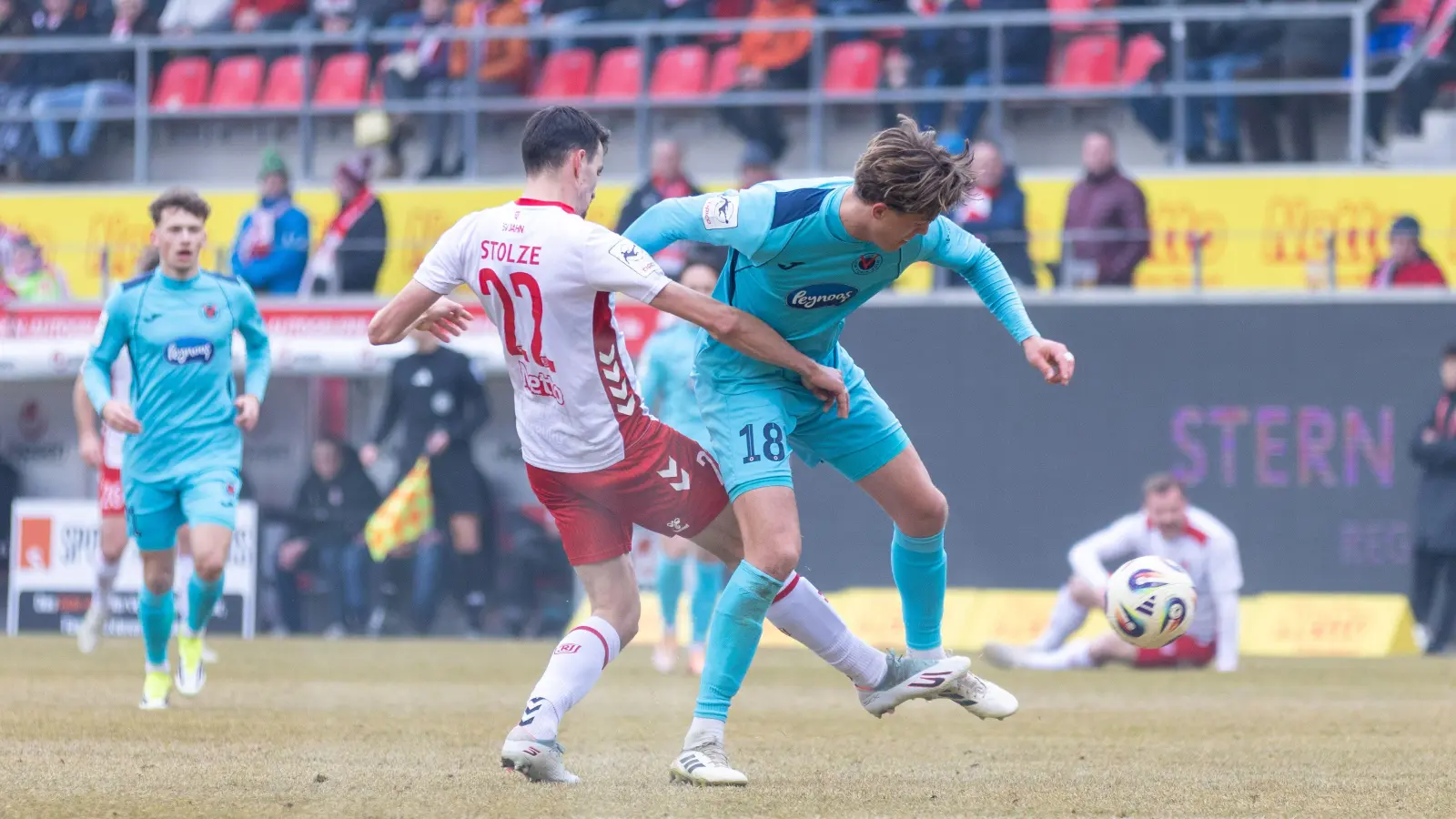 Jahn-Akteur Sebastian Stolze (weißes Trikot) im Zweikampf mit einem Kölner. (Bild: Sascha Janne)