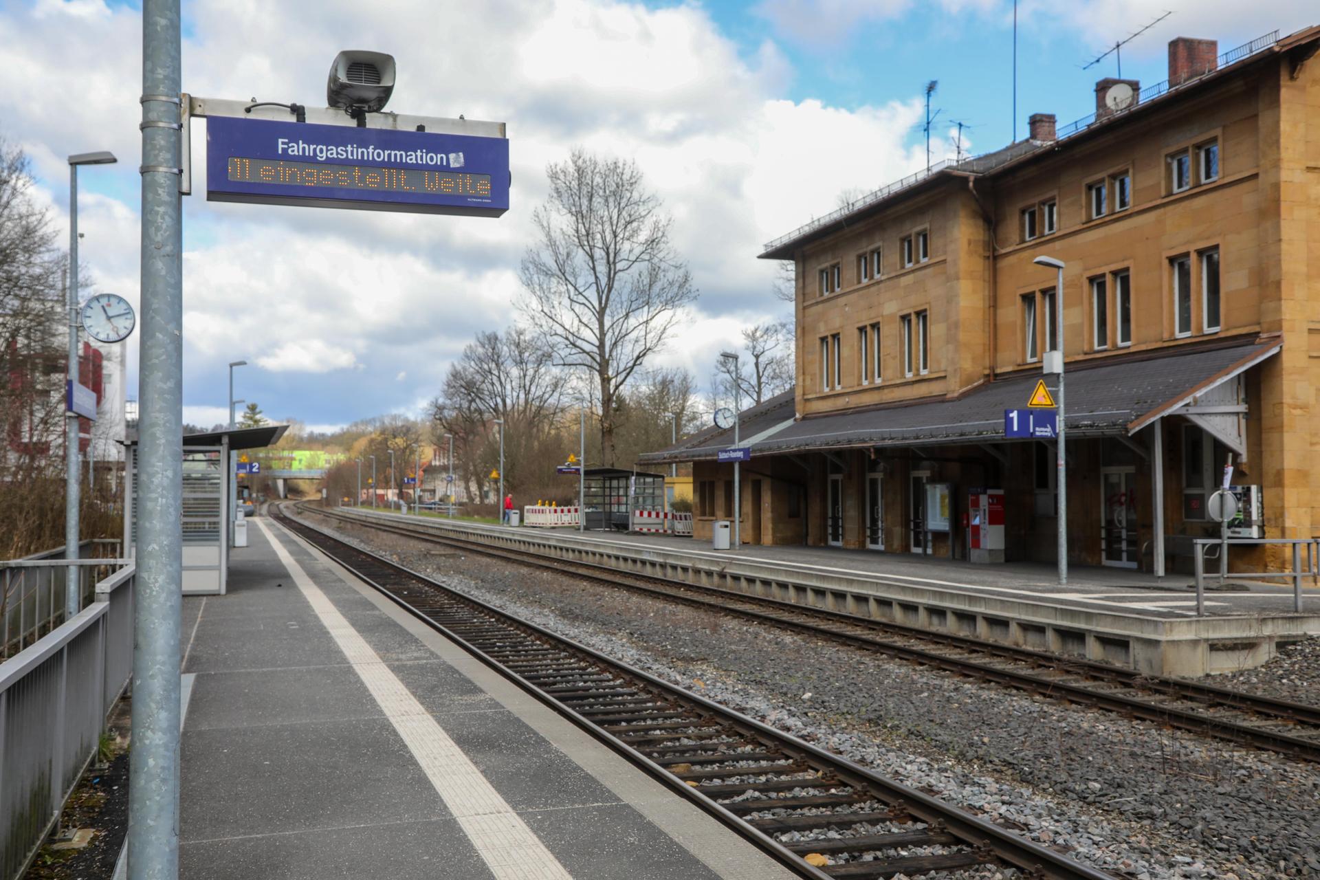 Unbekannte haben an der Haltestelle Sulzbach-Rosenberg Steine und Äste auf die Schienen gelegt.  (Symbolbild: Wolfgang Steinbacher)