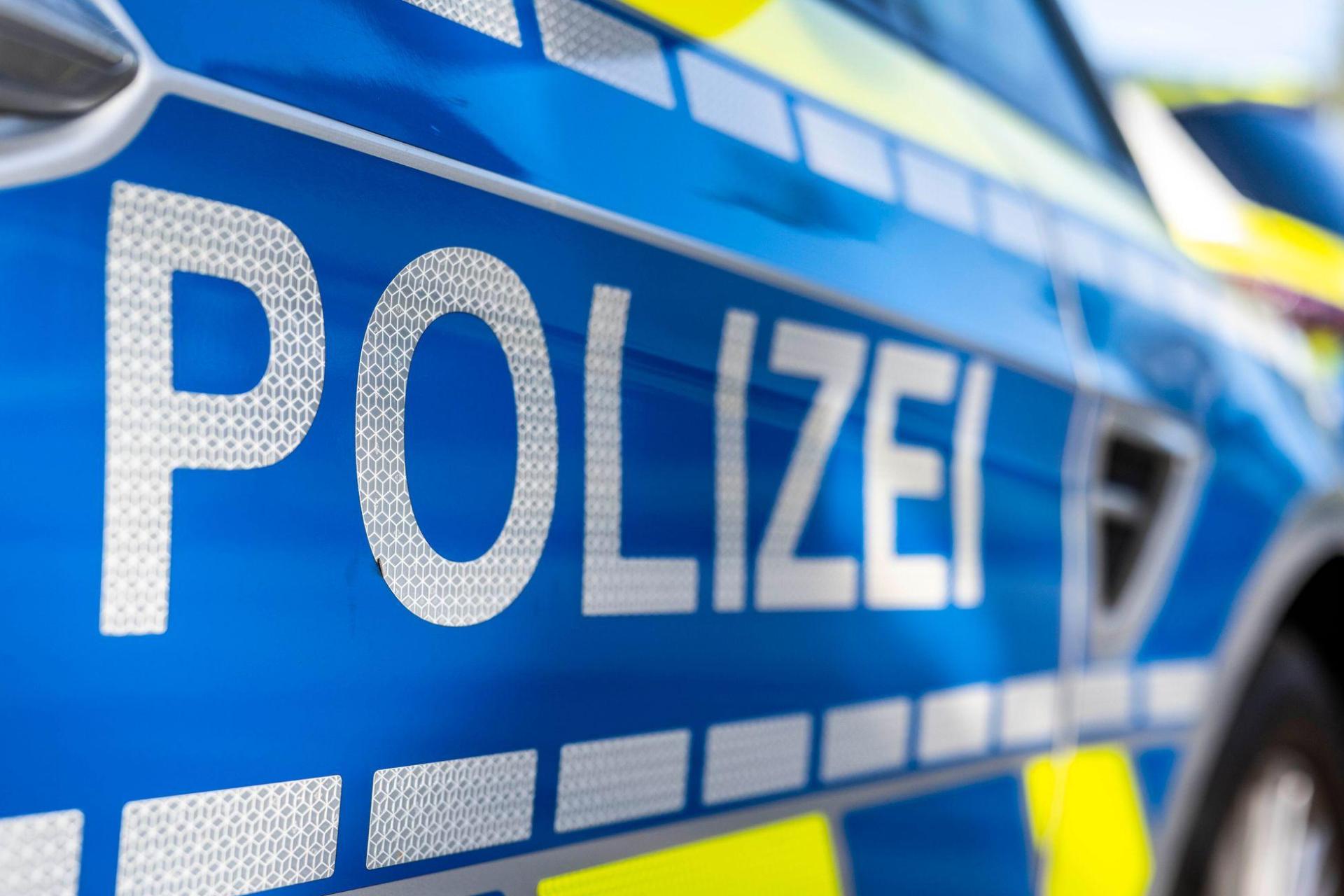 Vier junge Fußballfans sind in Berg bei Neumarkt von mehreren Vermummten in ihrem Auto angegriffen und ausgeraubt worden. (Symbolbild) (Bild: David Inderlied/dpa)