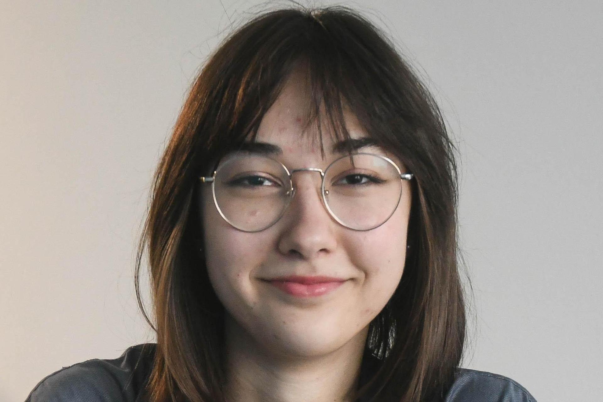 Die 18-jährige Theresa Nickl möchte in Form von Gedichten ihre Gedanken ausdrücken und auf Probleme aufmerksam machen. (Bild: Gabi Schönberger)