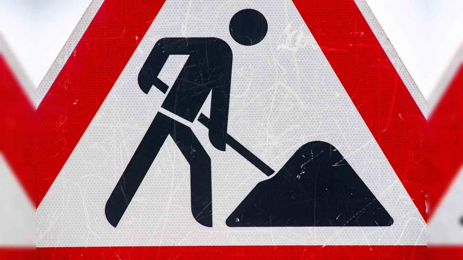 Zwischen dem 29. Januar und dem 27. Februar wird die Vollmarstraße in Sulzbach-Rosenberg wegen der Verlegung einer Stromleitung voll gesperrt. (Symbolbild: Stefan Sauer/dpa)