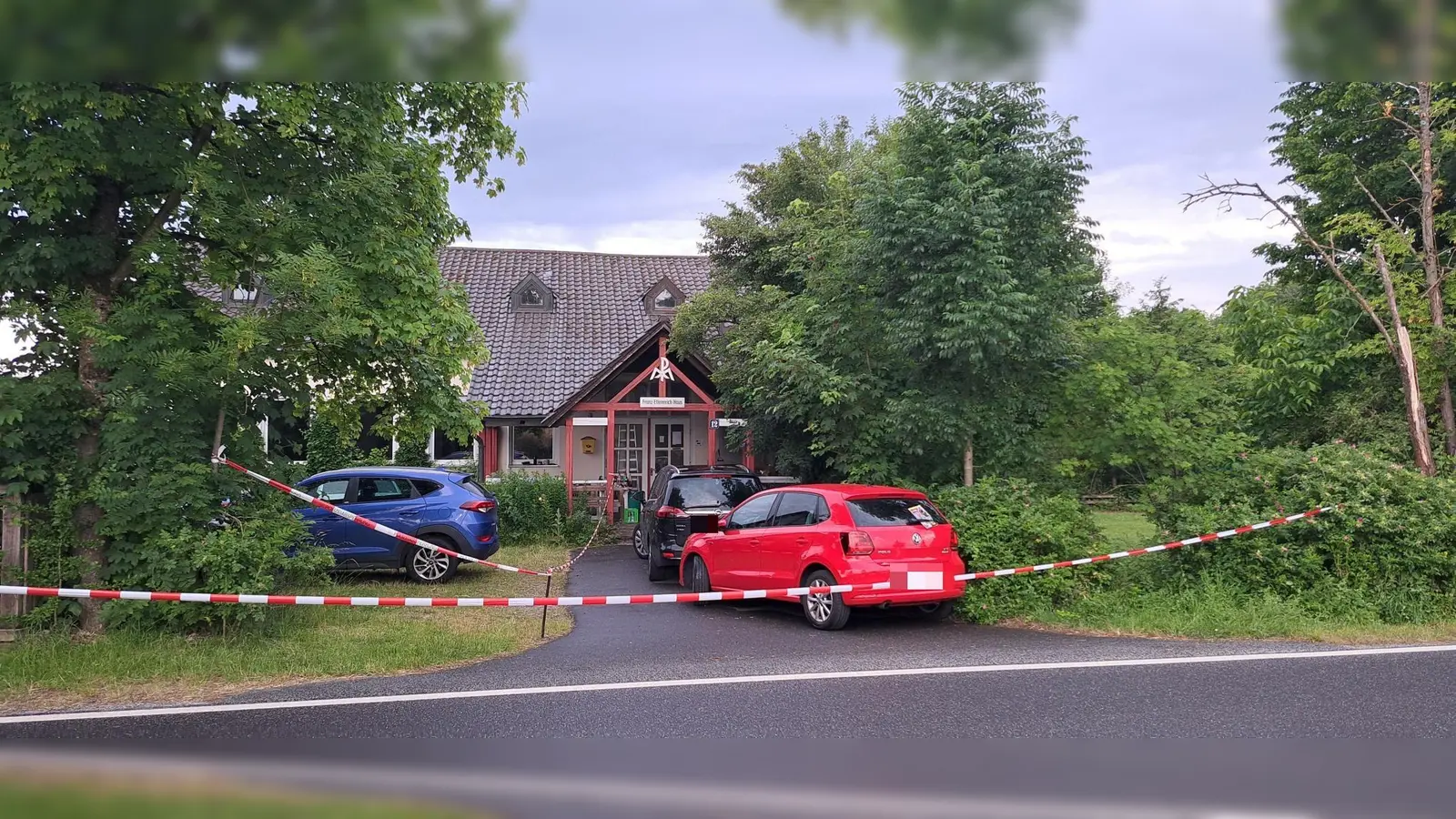 Es sollte eine entspannte Ferienfreizeit werden, doch dann eskalierte die Situation im Franz-Ettenreich-Haus in Altendorf im Juni 2025. Ab Donnerstag muss sich ein 22-Jähriger am Landgericht Weiden wegen versuchten Mordes und versuchten Totschlags verantworten.  (Archivbild: msh)