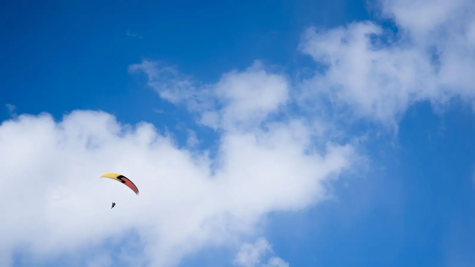 Gleitschirmfliegen ist besonders im Sommer ein beliebter Sport. (Symbolbild: Nicolas Armer/dpa)