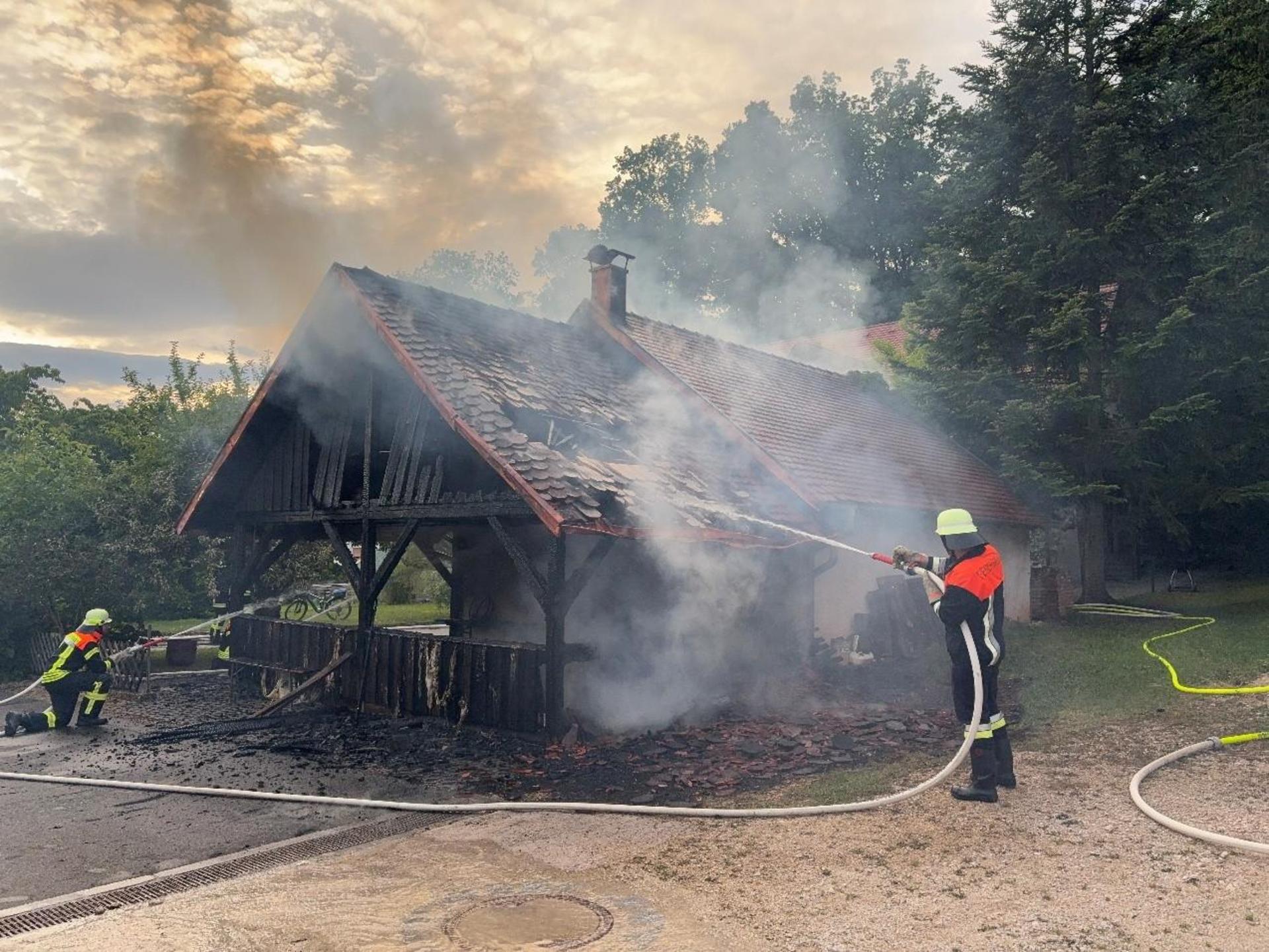 Ein defekter E-Bike-Akku hat einen Brand in einer Doppelgarage mit angrenzendem Holzanbau in Mimbach ausgelöst. Die Feuerwehren verhinderten Schlimmeres.  (Bild: Polizeiinspektion Sulzbach-Rosenberg)