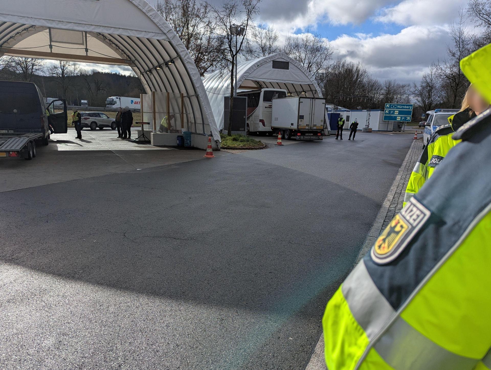 Die Bundespolizeiinspektion Waidhaus hat einen verurteilten Waffenschmuggler auf der A 6 festgenommen. Der Mann beglich seine Justizschulden vor Ort. (Bild: Bundespolizei)