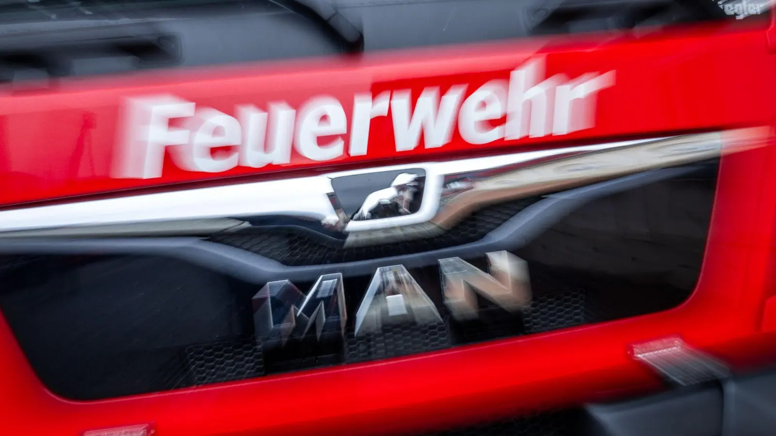 Die Feuerwehr brachte einen nächtlichen Brand in einem Anbau eines Fortbildungszentrums am Stockerhutweg in Weiden schnell unter Kontrolle. Der Schaden ist trotzdem hoch. (Bild: Jens Büttner/dpa)