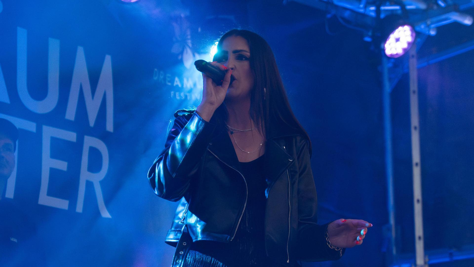 Auftritt von Newcomerin Chrizy am Malteserplatz beim Altstadtfest Amberg. (Bild: Marina Gube)