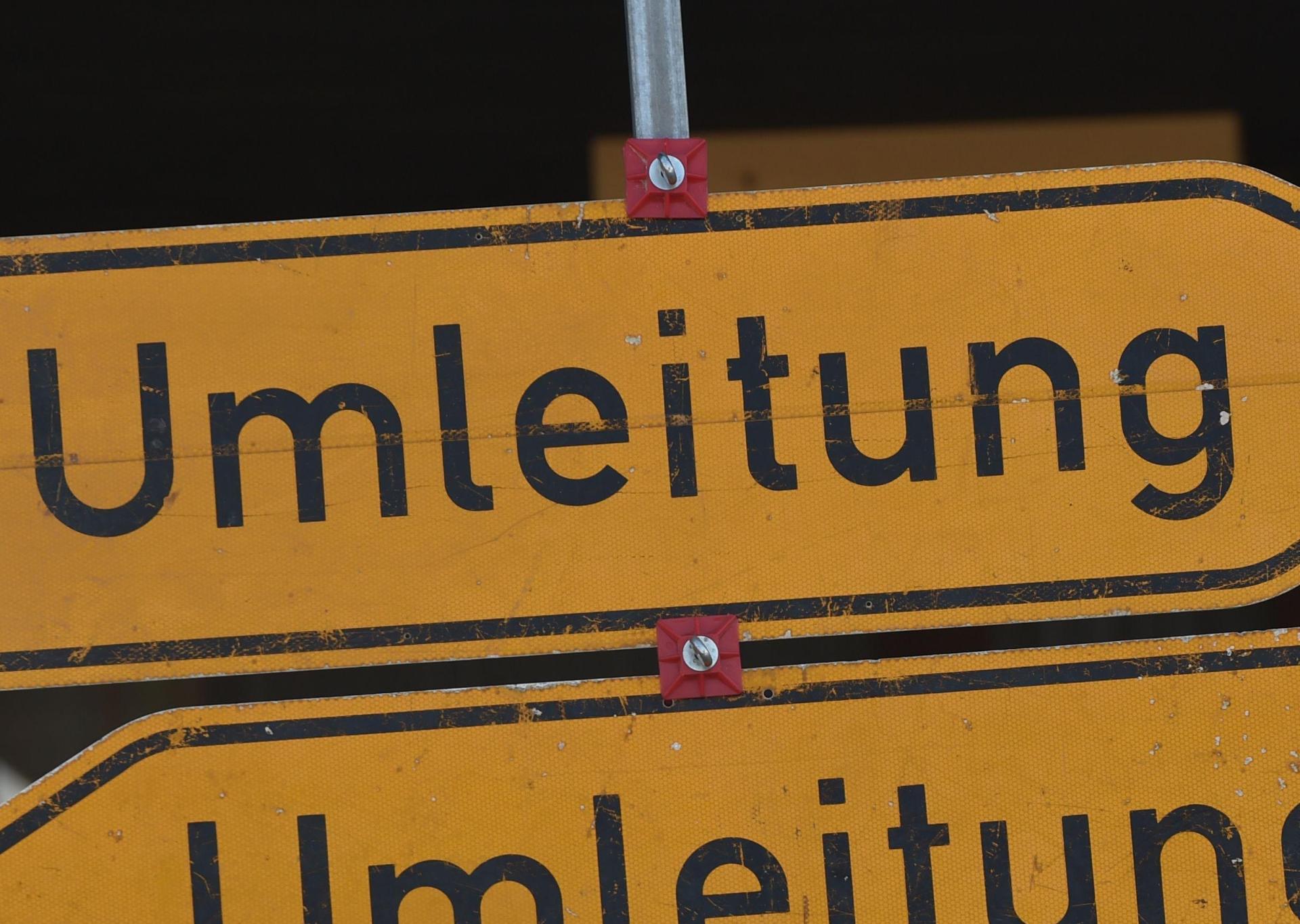 Die Schönseer Straße in Eslarn wird wegen Bauarbeiten für den Verkehr gesperrt. Eine Umleitung ist eingerichtet. (Bild: Angelika Warmuth/dpa)