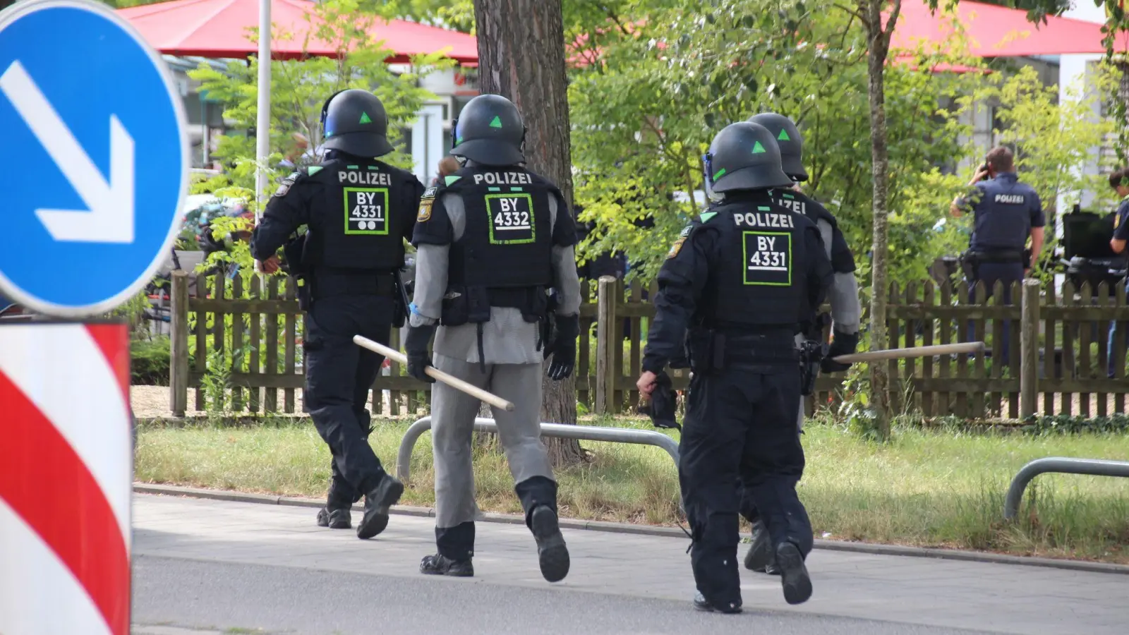Laut Polizei soll der mutmaßlich männliche Täter mit einem Messer bewaffnet sein. (Bild: Moller-Schuh/Vifogra MEDIA/dpa)