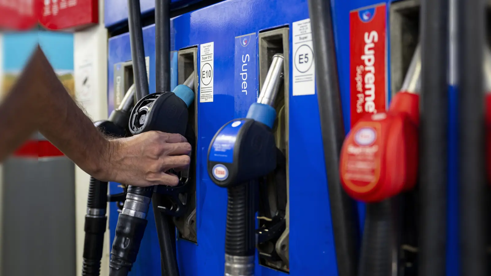Ein 27-jähriger Fahrer hat in Sulzbach-Rosenberg eine Zapfpistole abgerissen. (Symbolbild: Lennart Preiss/dpa)
