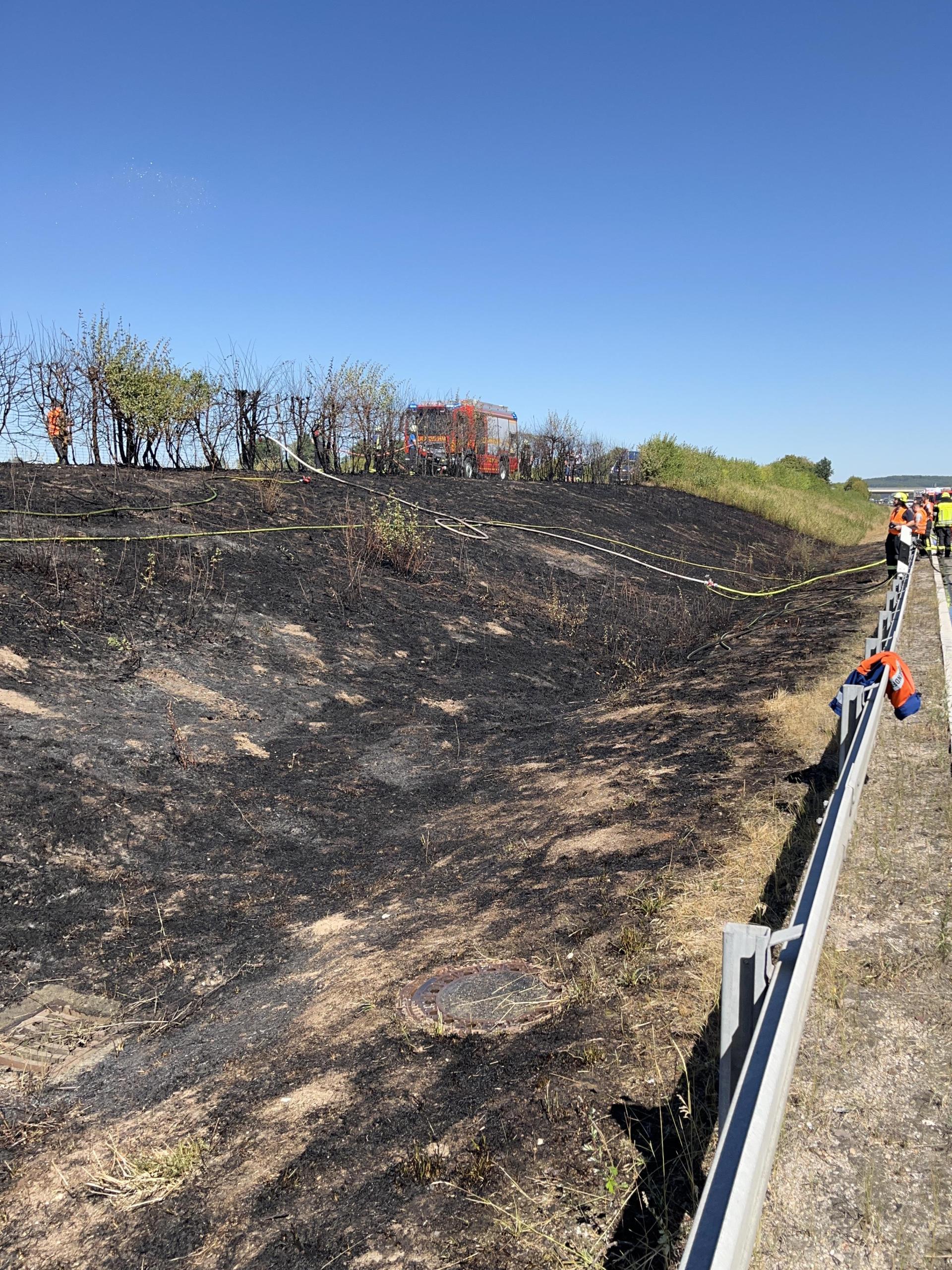 Böschungsbrand an der Autobahn 93 (Symbolbild: Autobahnpolizeistation Schwandorf)