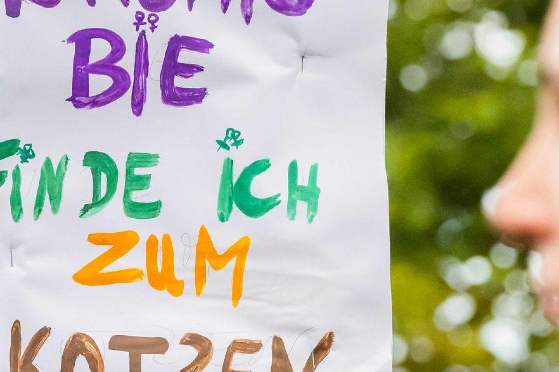 Queerfeindliche Sprüche und Grenzüberschreitungen gehören für manche Jugendliche noch immer zum Alltag, auch in Weiden. (Symbolbild: Christoph Soeder/dpa)