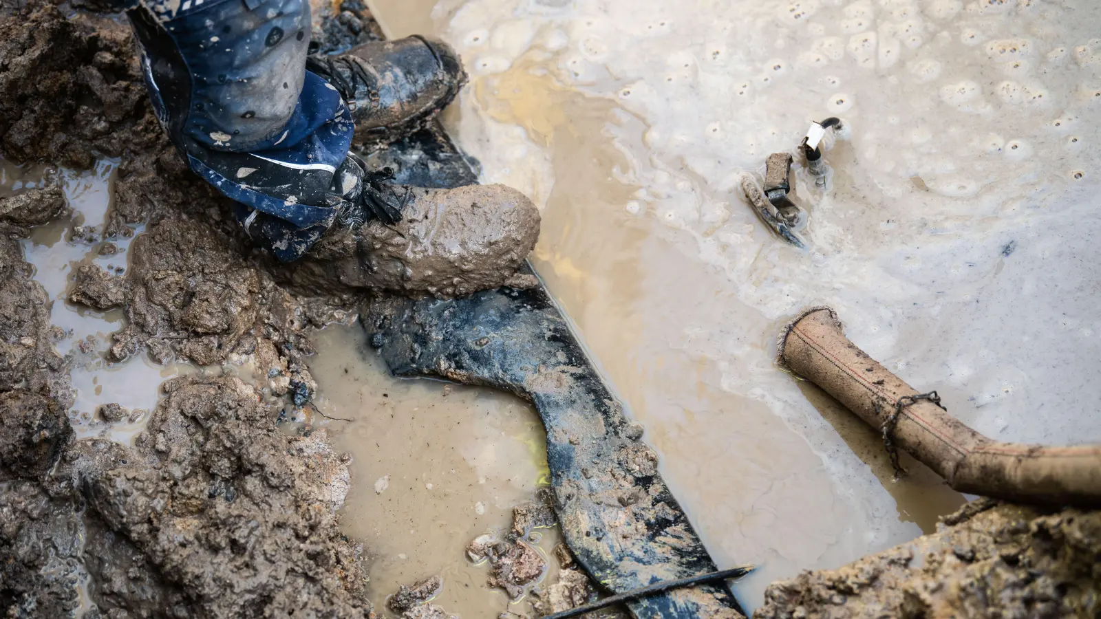 Aufgrund eines Wasserrohrbruchs ist die Schillerstraße in Sulzbach-Rosenberg ab sofort bis zum 6. Februar voll gesperrt. (Symbolbild: Nicolas Armer/dpa)