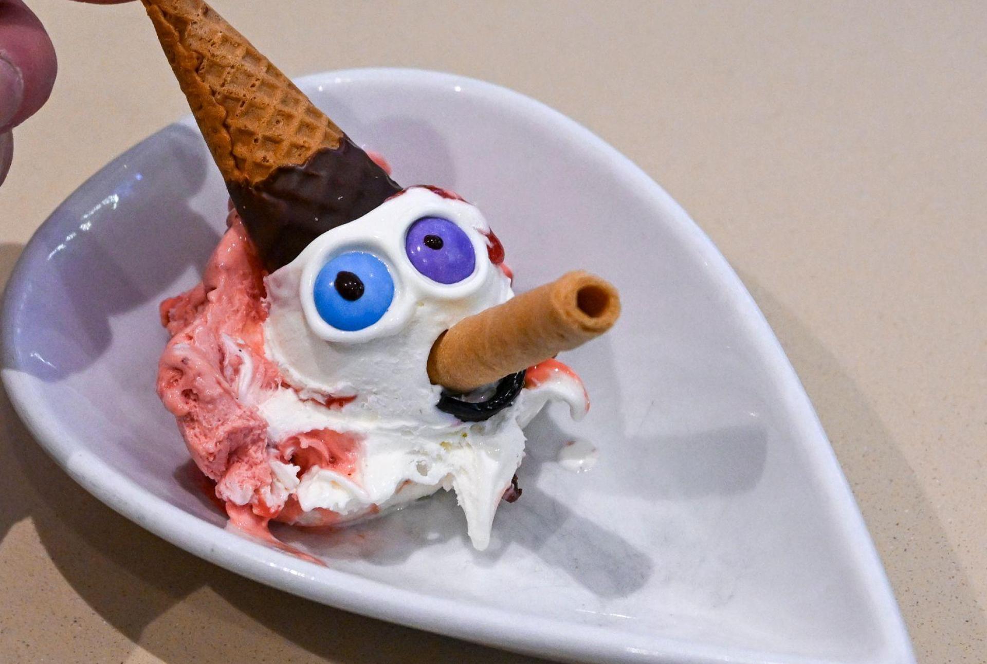 Sommerzeit ist Eiszeit. Wir haben uns umgehört, was die ausgefallensten Sorten in Amberg sind. Für Pinocchio werden die Sorten Fior di Latte und Erdbeere mit Erdbeersoße gemischt. (Symbolbild: Jens Kalaene/dpa)