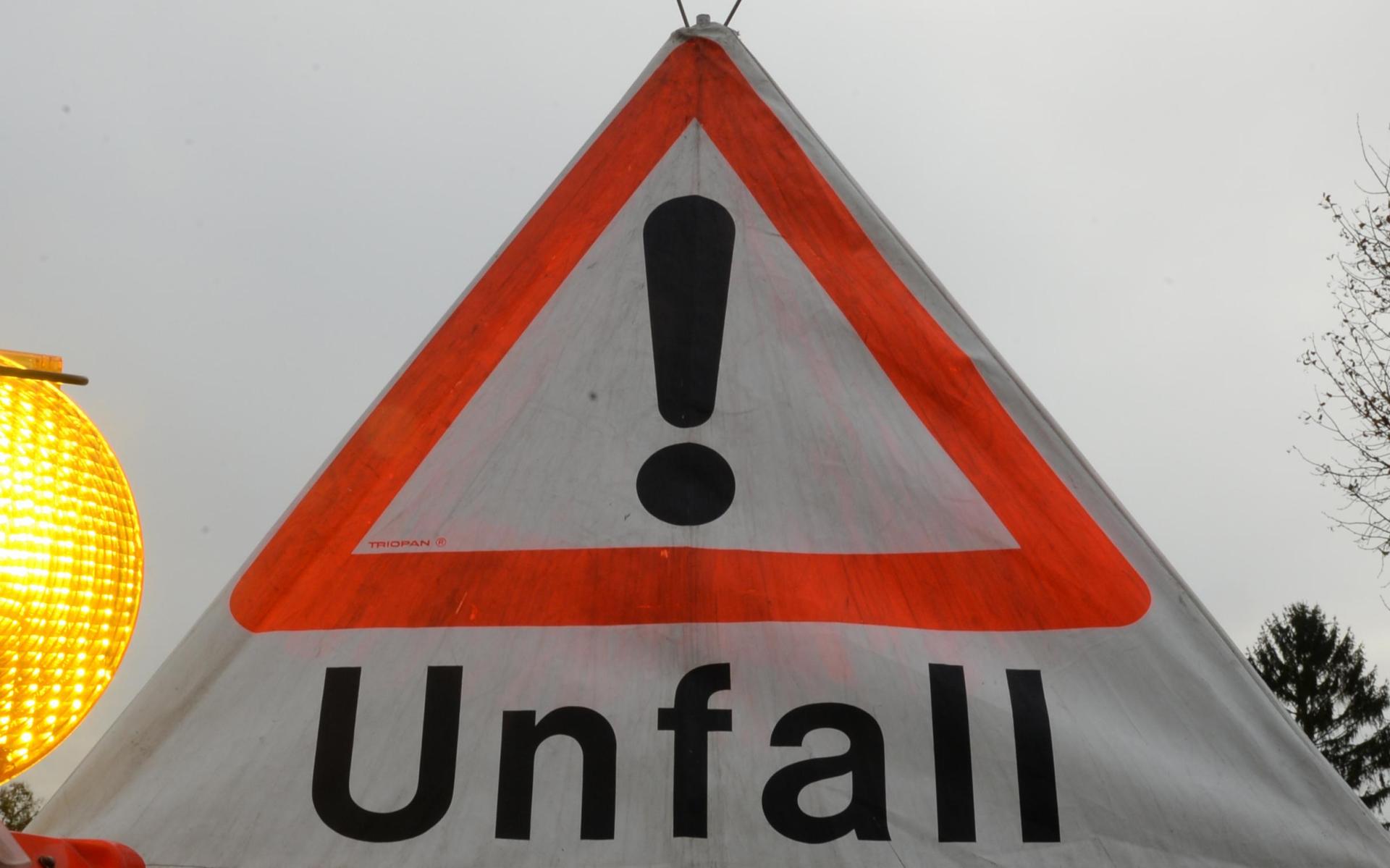 Nach einem Unfall ist die A 6 bei Amberg gesperrt.  (Symbolbild: Patrick Seeger/dpa)