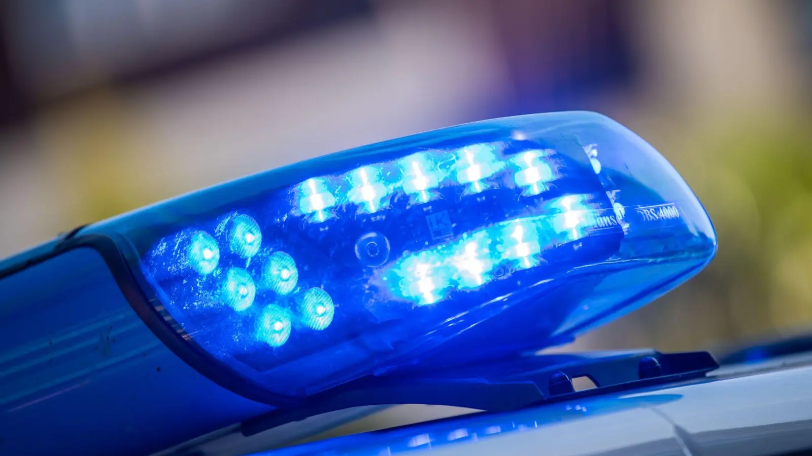 Die Polizei nahm den 14-jährigen Tatverdächtigen an seiner Wohnadresse fest. (Symbolbild)  (Bild: Lino Mirgeler/dpa)