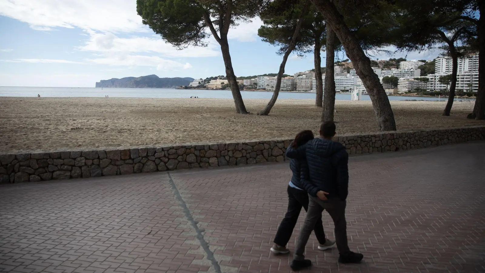 Der Unfall ereignete sich gegen 21.30 Uhr. (Archivbild: Clara Margais/dpa)