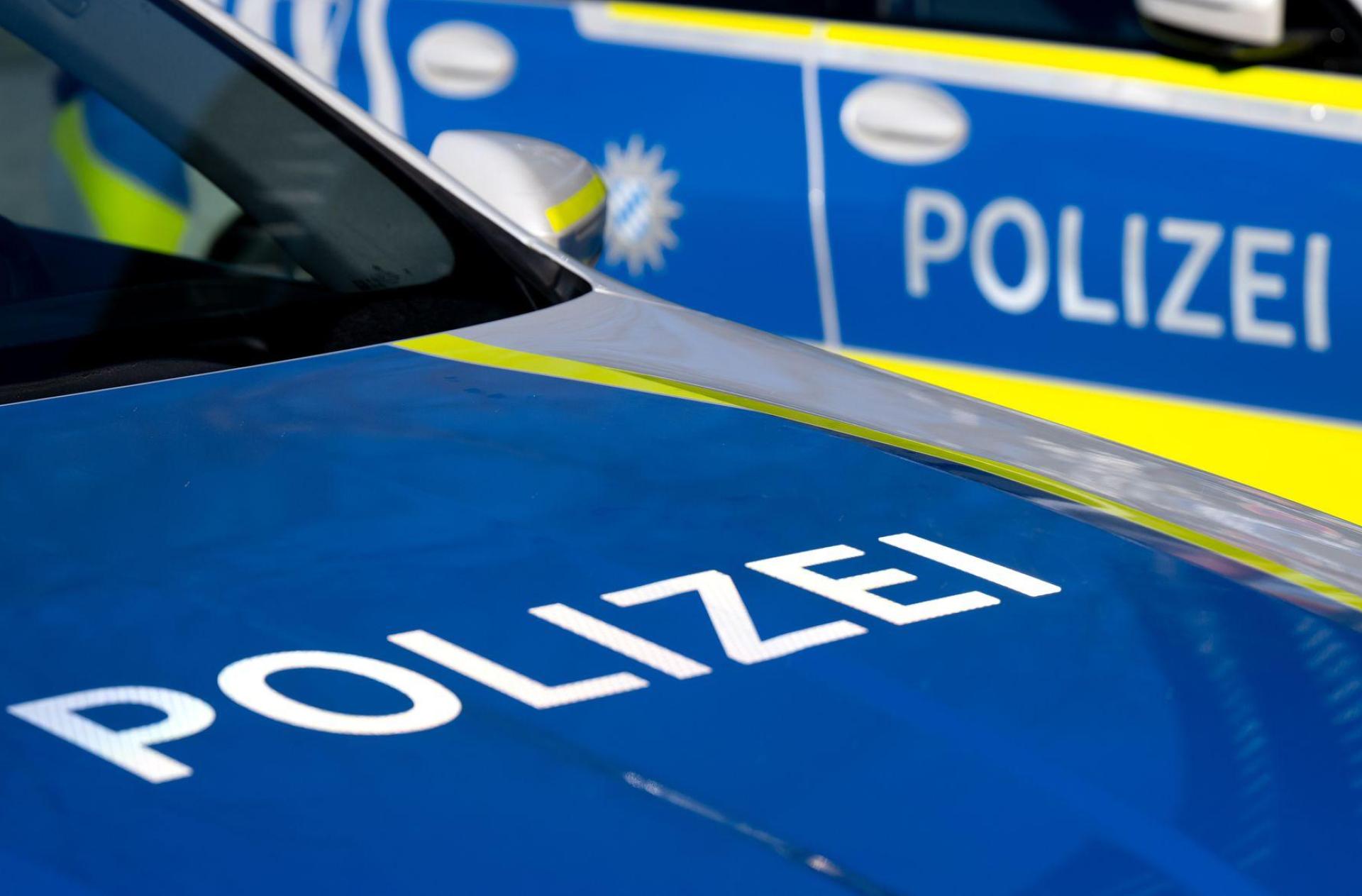 In Grafenwöhr hat ein Mann zwei Kinder verfolgt. Die Polizei bittet in diesem Zusammenhang darum, von Spekulationen oder der Verbreitung unbestätigter Informationen auf Social Media abzusehen. (Symbolbild: Sven Hoppe/dpa)