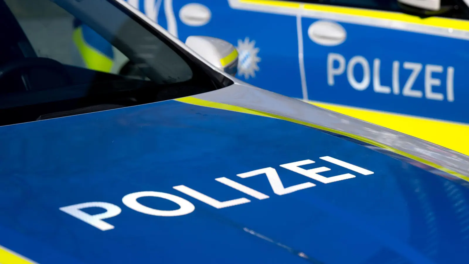 In Grafenwöhr hat ein Mann zwei Kinder verfolgt. Die Polizei bittet in diesem Zusammenhang darum, von Spekulationen oder der Verbreitung unbestätigter Informationen auf Social Media abzusehen. (Symbolbild: Sven Hoppe/dpa)