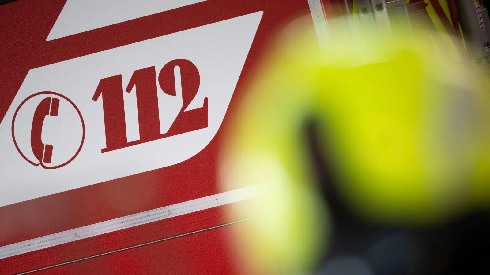 Nahe Vilseck kam es am Samstagnachmittag zu einem Flächenbrand, weshalb ein Großaufgebot an Einsatzkräften ausrückte. (Symbolbild: Sebastian Gollnow/dpa)