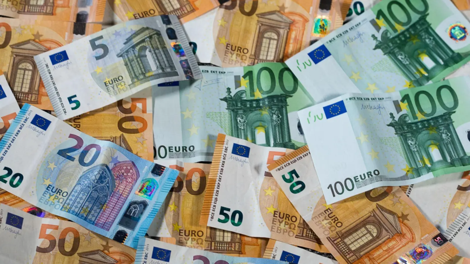 Insgesamt fanden die Beamten in dem Wagen etwa 850.000 Euro. (Symbolbild) (Bild: Jens Büttner/dpa-Zentralbild/dpa)