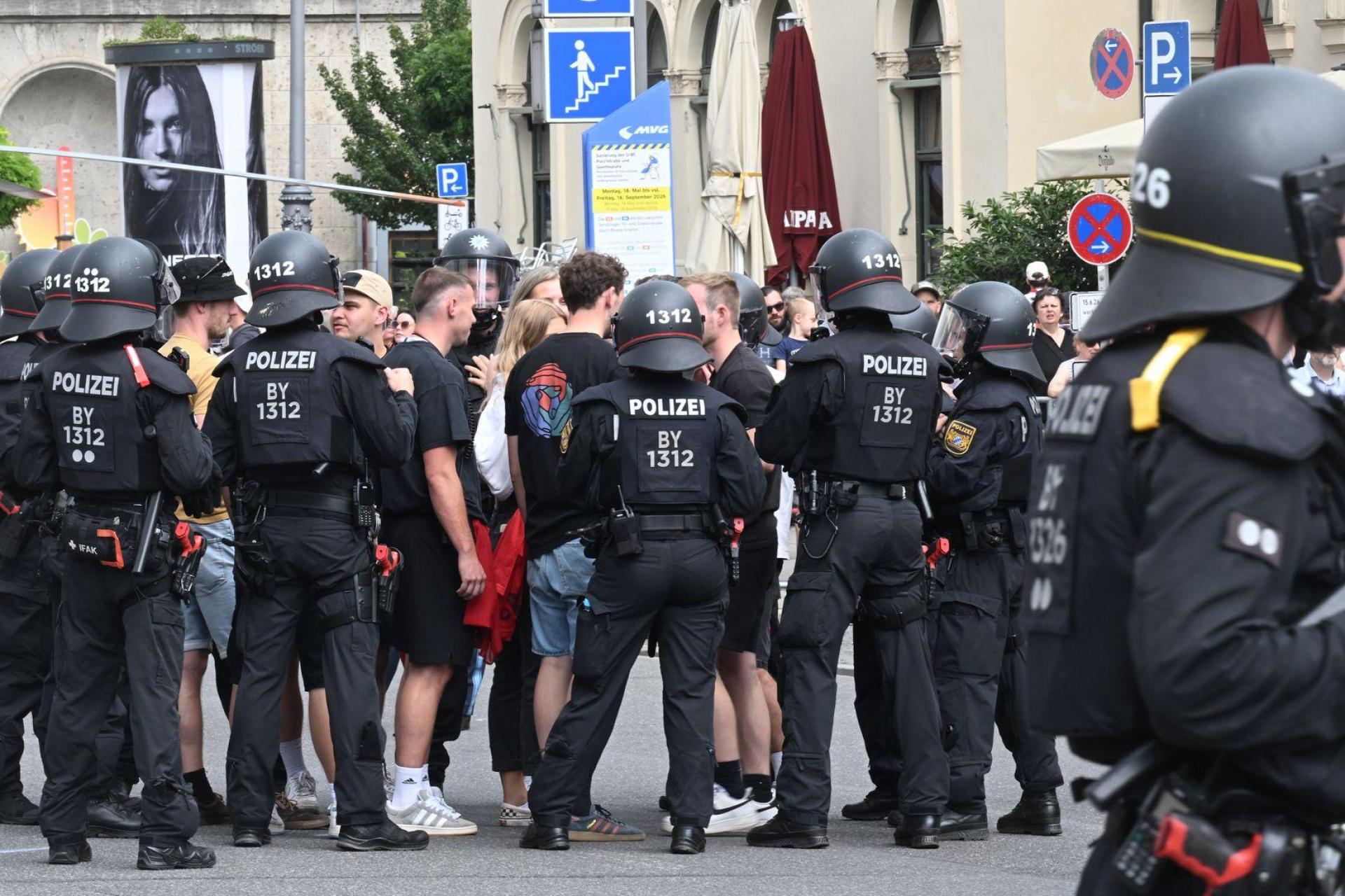 Das Bundesamt für Verfassungsschutz warnt davor, dass linksextreme Gruppen die deutschlandweiten Jugendproteste unterwandern und für ihre Zwecke missbrauchen könnten. (Symbolbild) (Bild: Felix Hörhager/dpa)