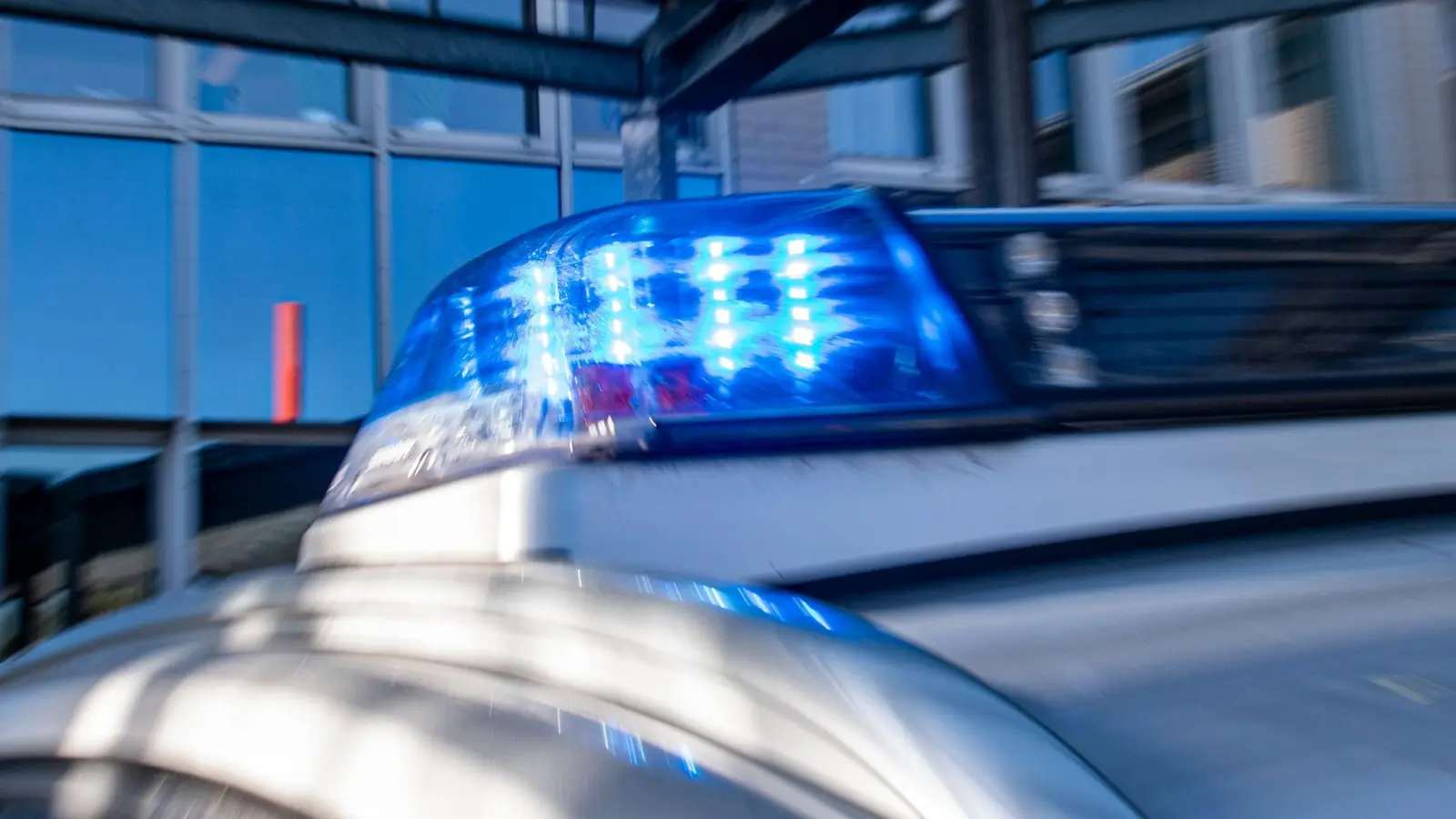 Nach einem Lkw-Unfall war die A 93 in Fahrtrichtung Regensburg gesperrt.  (Symbolbild: David Inderlied/dpa)