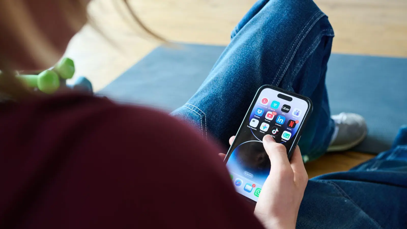 Social Media sind Alltag für Kinder und Jugendliche - aber viele haben eigene Strategien für den Umgang damit. (Symbolbild: Annette Riedl/dpa)