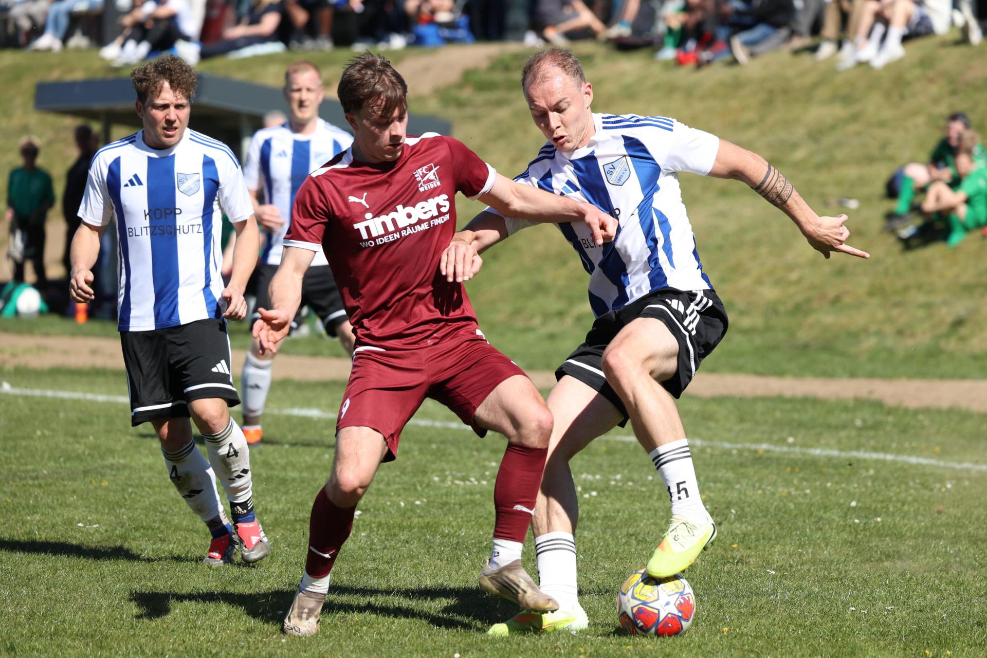 Spielszene aus dem Toto Pokal-Finale am 1. Mai, das der FC Weiden-Ost beim SV Altenstadt/WN mit 3:0 gewann. (Bild: Dieter Jäschke)