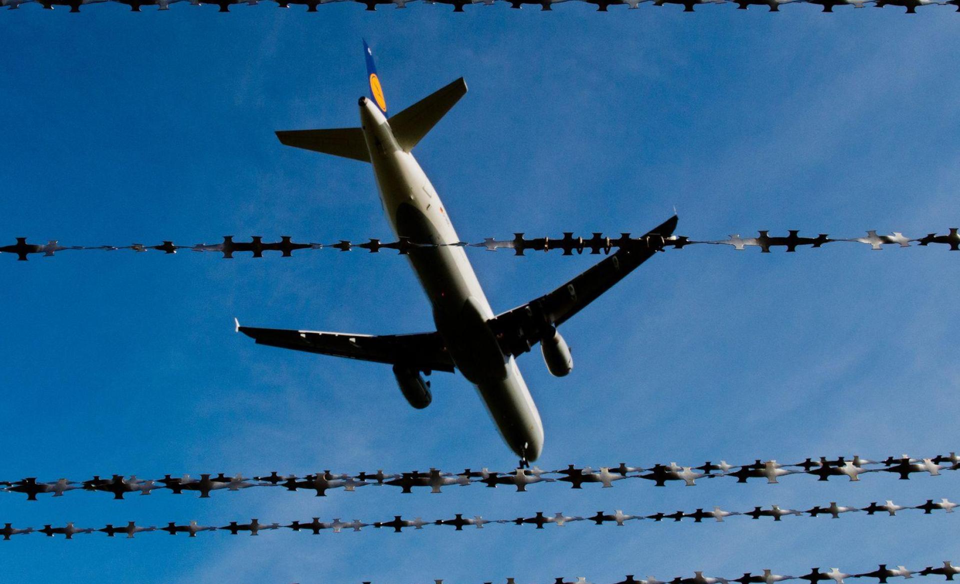 Er sei noch in der Nacht nach Portugal ausgeflogen worden, teilte seine Anwältin mit. (Symbolbild) (Bild: Julian Stratenschulte/dpa)