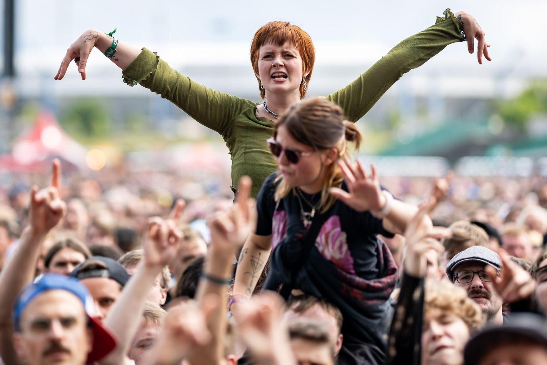 Auch die Anreise der Musikfans und der Ablauf des Open-Airs erfordert viel Logistik.  (Archivbild: Daniel Karmann/dpa)