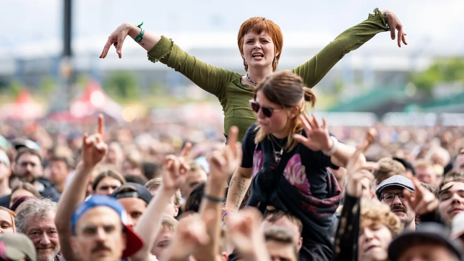 Auch die Anreise der Musikfans und der Ablauf des Open-Airs erfordert viel Logistik.  (Archivbild: Daniel Karmann/dpa)