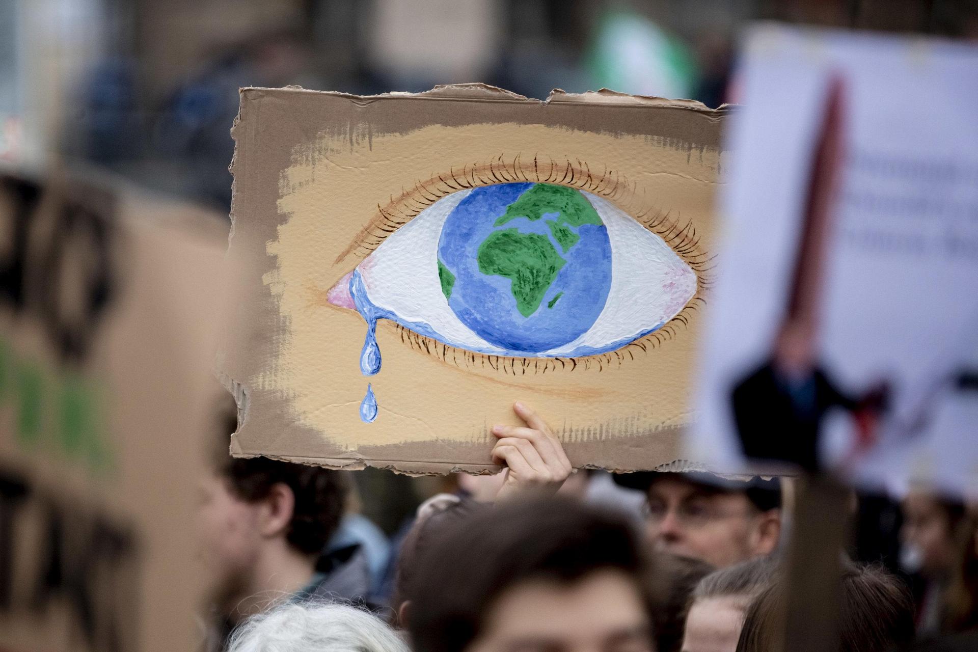 Am Samstag, 28. Februar, rufen 13 Organisationen in Amberg zu einer Klimademo auf. (Symbolbild: Christoph Soeder/dpa )