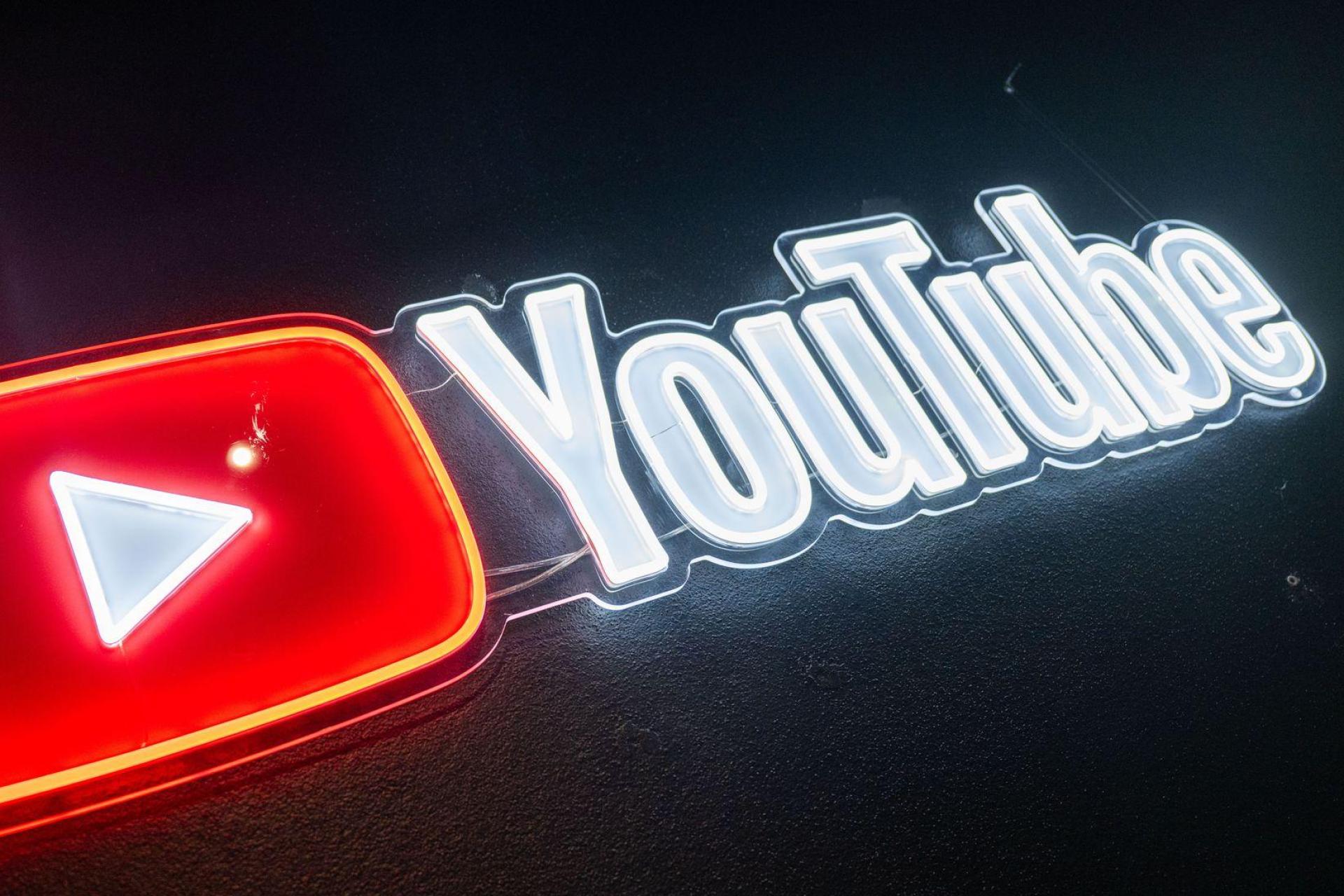 Bei YouTube soll künftig per KI generierte oder veränderte Musik gekennzeichnet werden. (Archivbild) (Bild: Christophe Gateau/dpa)