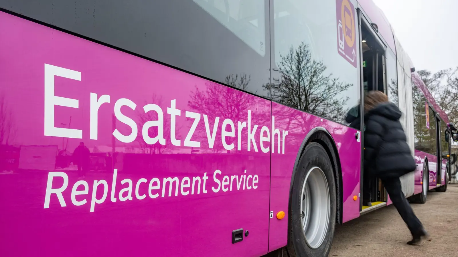 Seit Februar mussten Reisende zwischen Nürnberg und Regensburg auf Ersatzbusse umsteigen. (Archivbild: Armin Weigel/dpa)