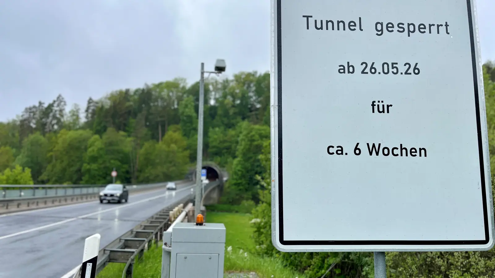Schilder weisen auf die bevorstehende Sperrung des Mühlbergtunnels hin. (Bild: Gabi Schönberger)