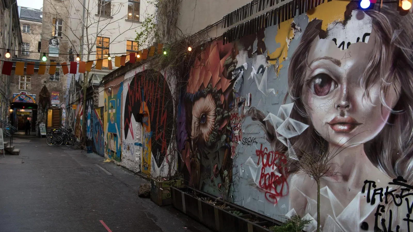 Die Gegend rund um die Hackeschen Höfe ist ein beliebtes Ausgehviertel.  (Bild: Soeren Stache/dpa)