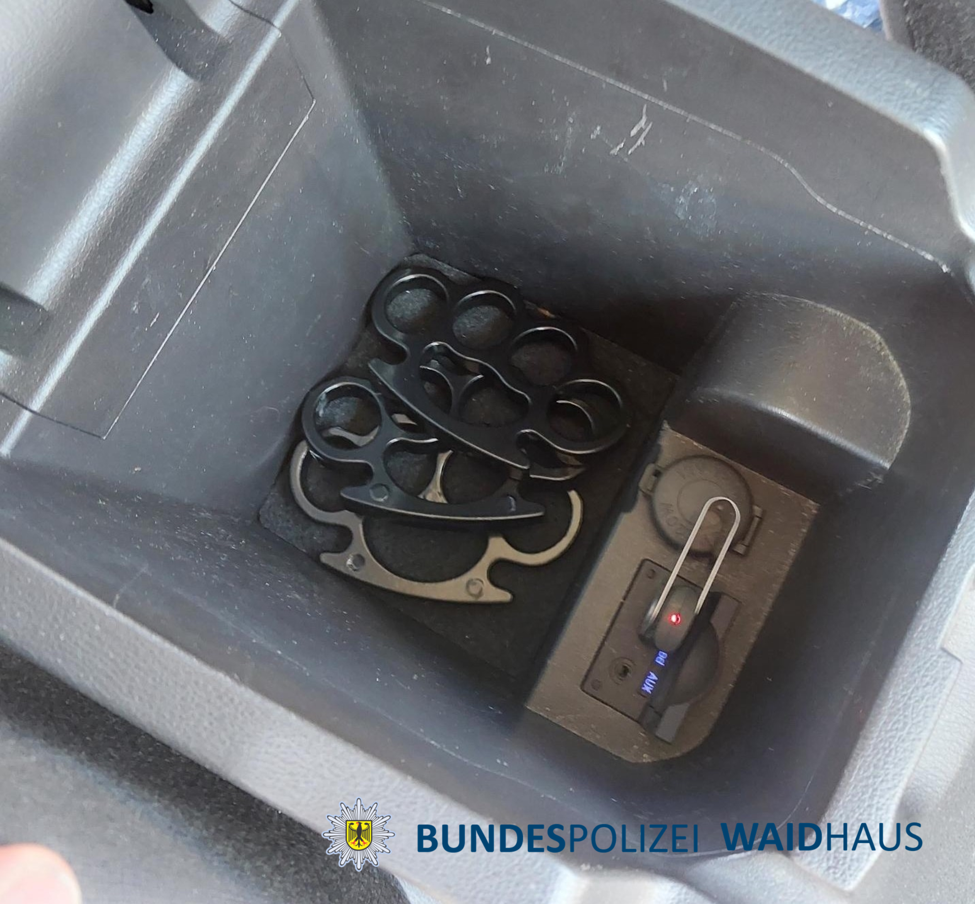 Beamte der Bundespolizei Waidhaus haben am Mittwoch (6. August) bei Grenzkontrollen in Waldsassen Waffen und Böller sichergestellt.  (Symbolbild: Bundespolizei)