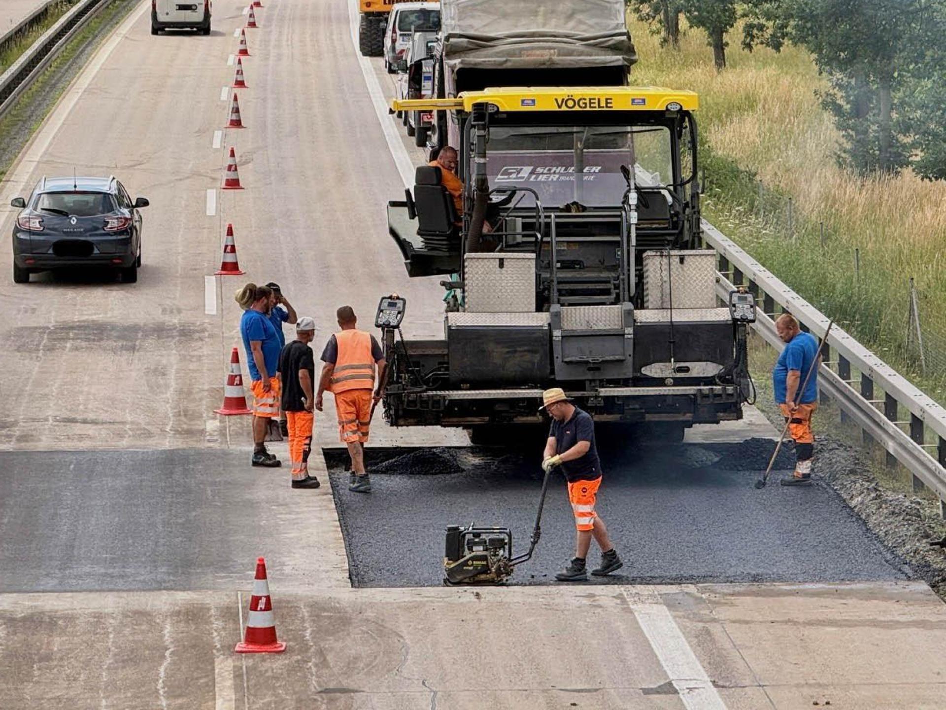 Arbeiter reparierten die durch die Hitze entstandenen Blow-ups auf der A93 zwischen Weiden und Luhe-Wildenau. (Archivbild: Gabi Schönberger)