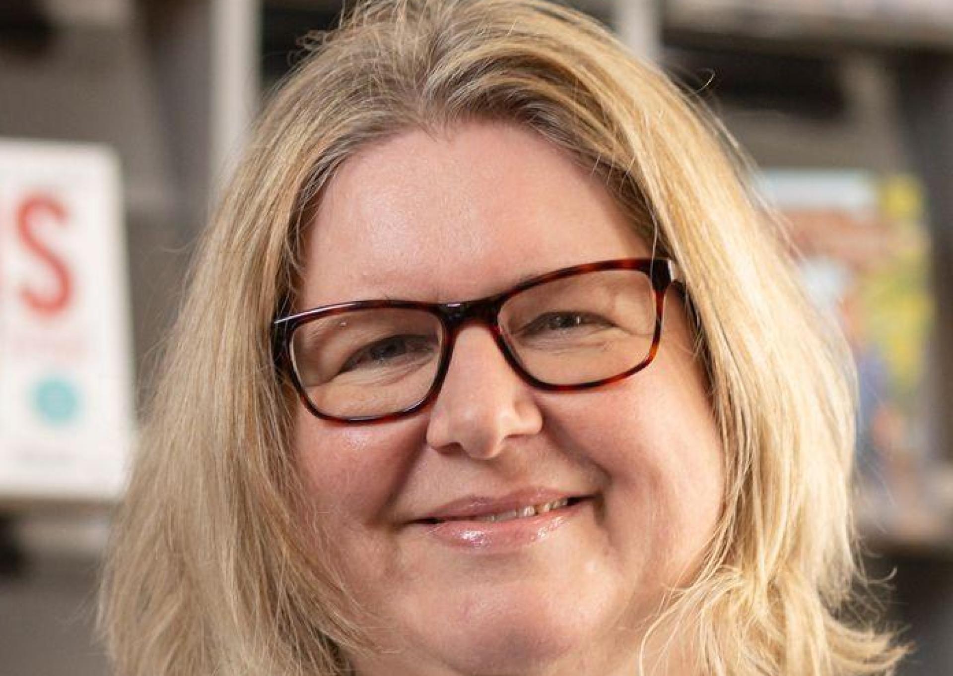 Verlagschefin Jeanette Bauroth freut sich über den Erfolg der queeren Eishockey-Liebesgeschichte, der für ihren Verlag aber auch einiges an Logistik erfordert. (Bild: Michael Reichel/dpa)