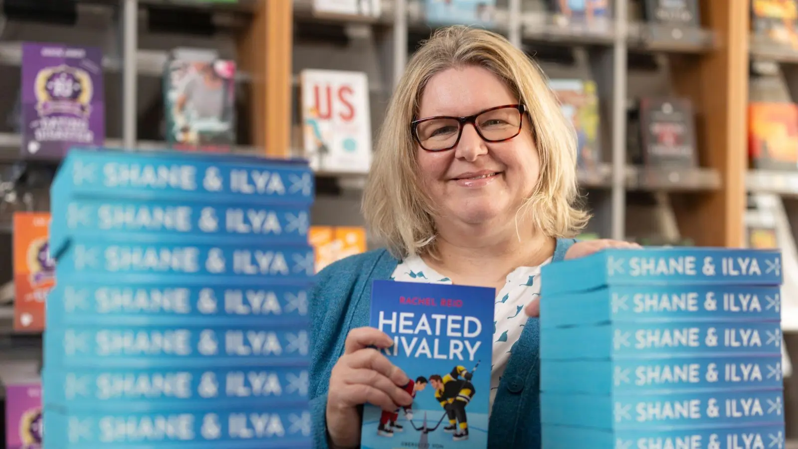 Verlagschefin Jeanette Bauroth freut sich über den Erfolg der queeren Eishockey-Liebesgeschichte, der für ihren Verlag aber auch einiges an Logistik erfordert. (Bild: Michael Reichel/dpa)