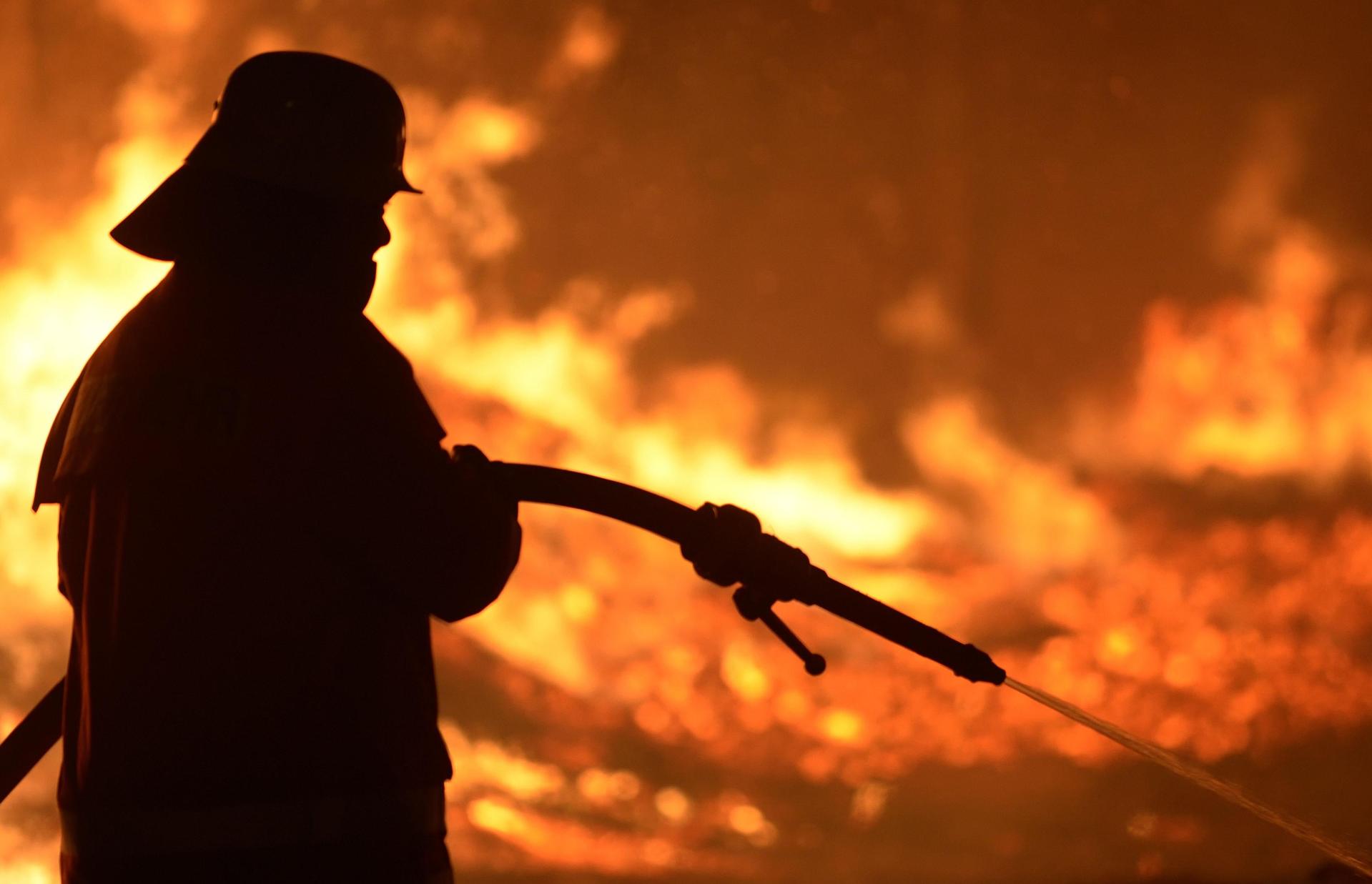 Die Maschinenhalle eines landwirtschaftlichen Anwesens in Oberkotzau ist am Donnerstagmorgen in Vollbrand geraten. (Symbolbild: Dominique Leppin/dpa)