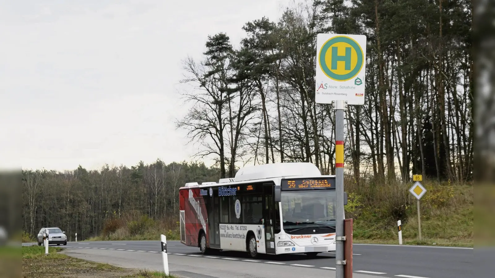 Ein Bus auf einer Überlandfahrt. Die Sperrung der Kreisstraße AS 6 bei Edelsfeld ab Montag, 13. April, hat auch Auswirkungen auf die ÖPNV-Linie 457. (Symbolbild: Petra Hartl)