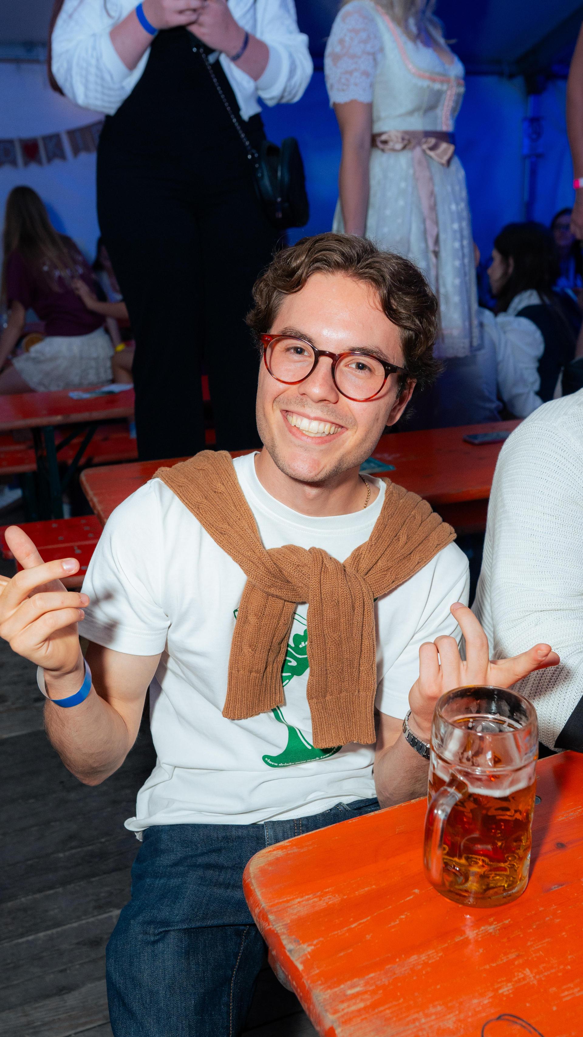 Gute Stimmung, volles Zelt und super Momentaufnahmen. (Bild: Hannes Stock)