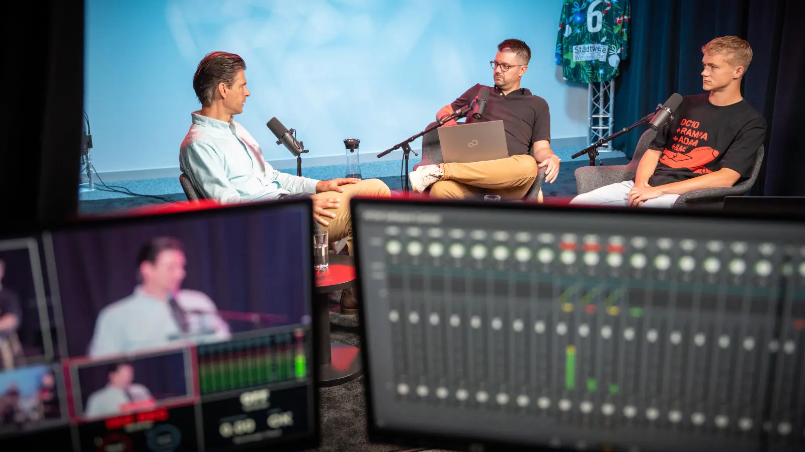 Leonardo „Leo” Conti, Berater der Blue Devils Weiden, zu Gast im Eishockey-Podcast Powerplay im neuen Videostudio von Oberpfalz-Medien.  (Bild: Alexander Unger)