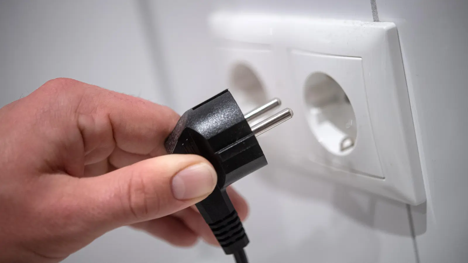 Im Raum Weiherhammer-Grafenwöhr waren am Montag rund 2400 Haushalte von einem kurzen Stromausfall betroffen.  (Bild: Sina Schuldt/dpa)