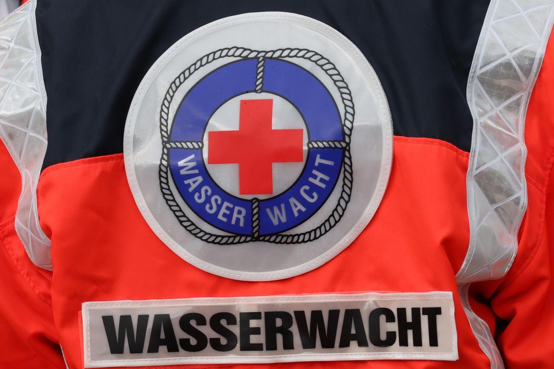 Ein 17-Jähriger ist nach einem Sprung in den Main-Donau-Kanal verstorben. (Symbolbild: Bodo Schackow/dpa)