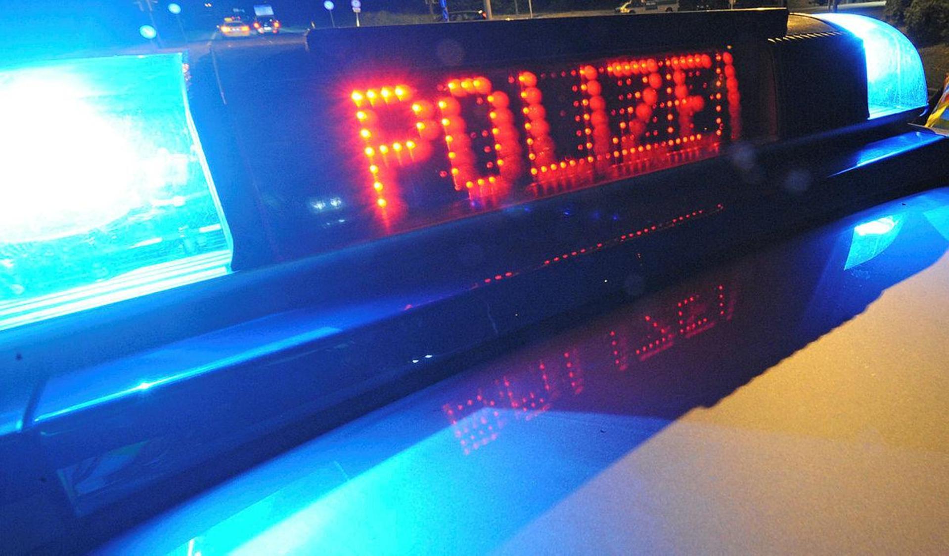 In Weiden stieß ein Auto mit einem Radfahrer zusammen und fuhr weiter. (Symbolbild: Bild Patrick Seeger/dpa)
