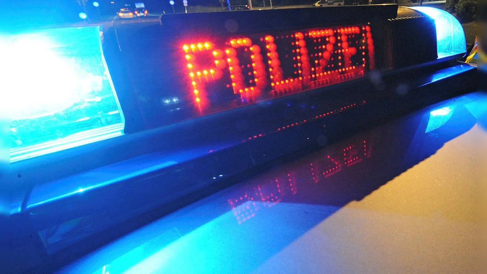 In Weiden stieß ein Auto mit einem Radfahrer zusammen und fuhr weiter. (Symbolbild: Bild Patrick Seeger/dpa)