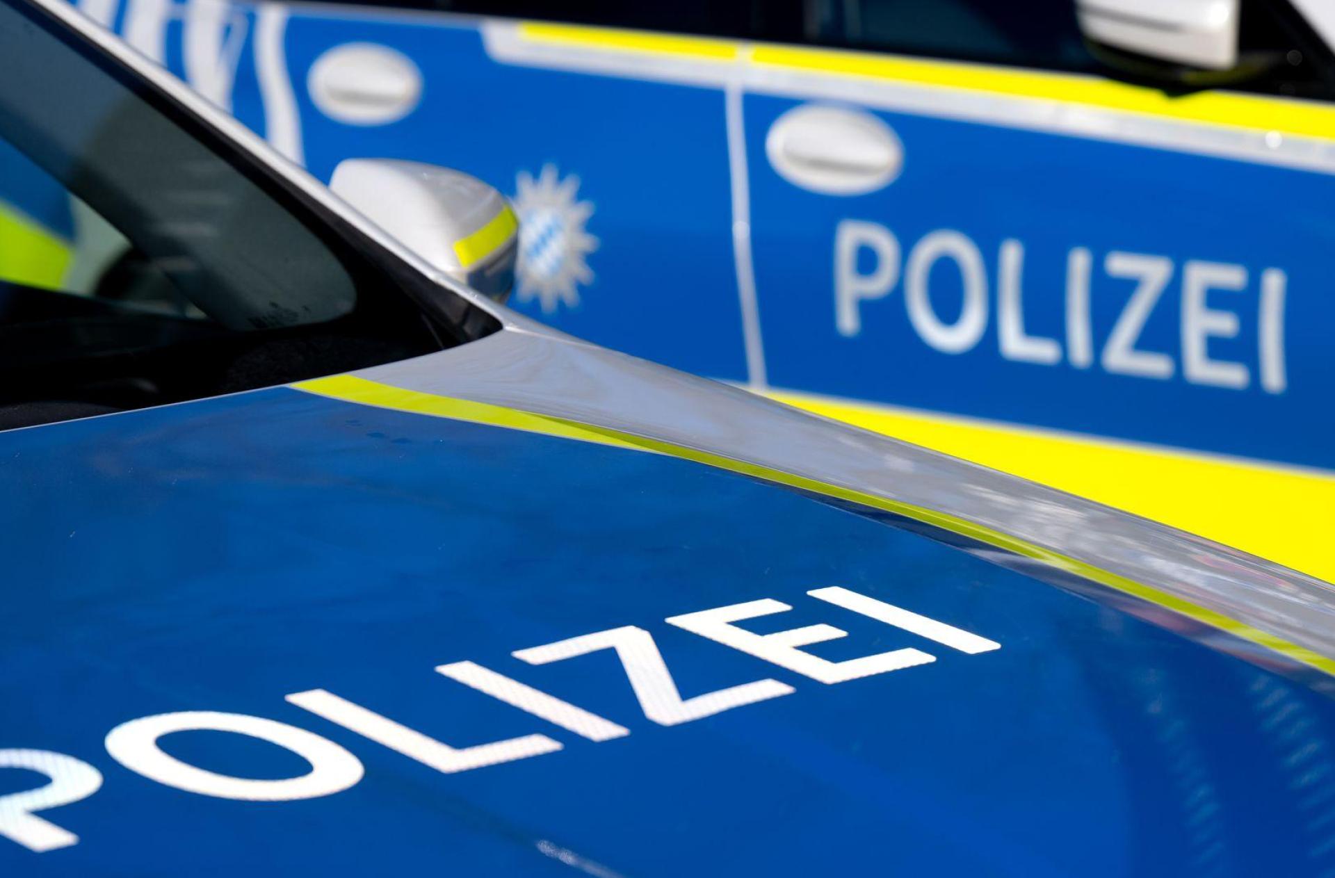 Die Polizei nahm einen Verdächtigen in der Nähe des mutmaßlichen Tatorts fest. (Symbolbild) (Bild: Sven Hoppe/dpa)